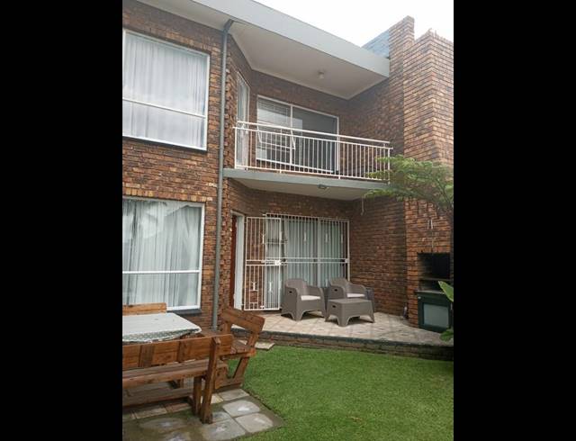 3 BEDROOM TOWNHOUSE FOR SALE IN PETERSFIELD